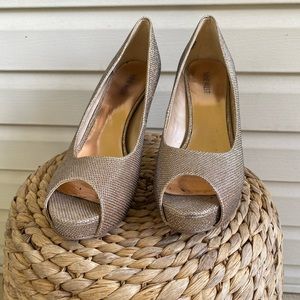 10 1/2M Nine West rose gold shimmery heels